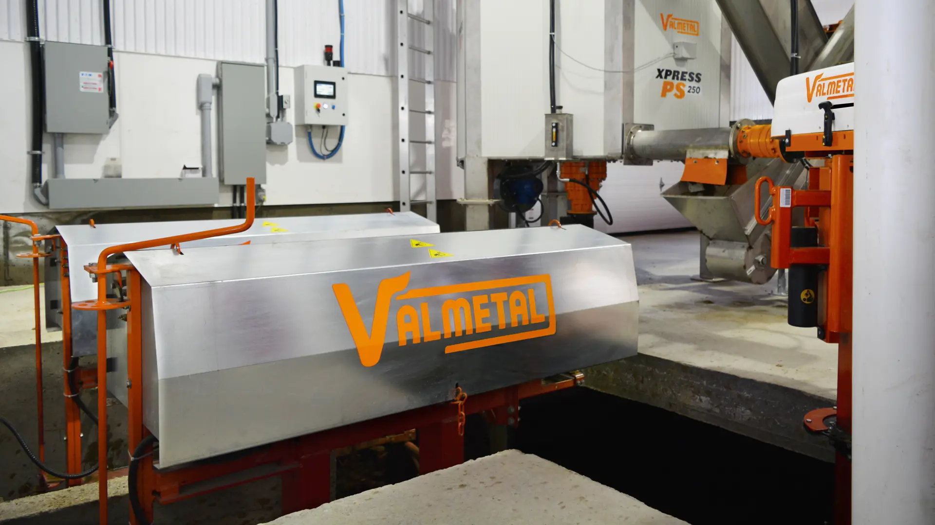 Barn cleaner and scraper drive unit