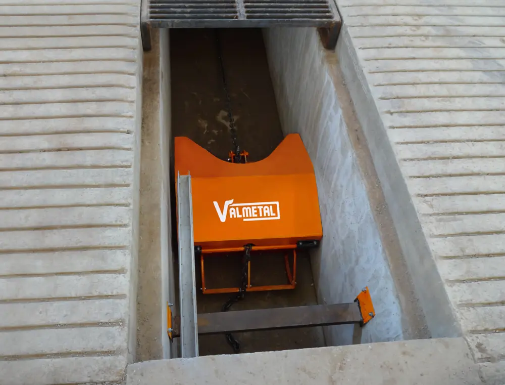 Cross-gutter scraper