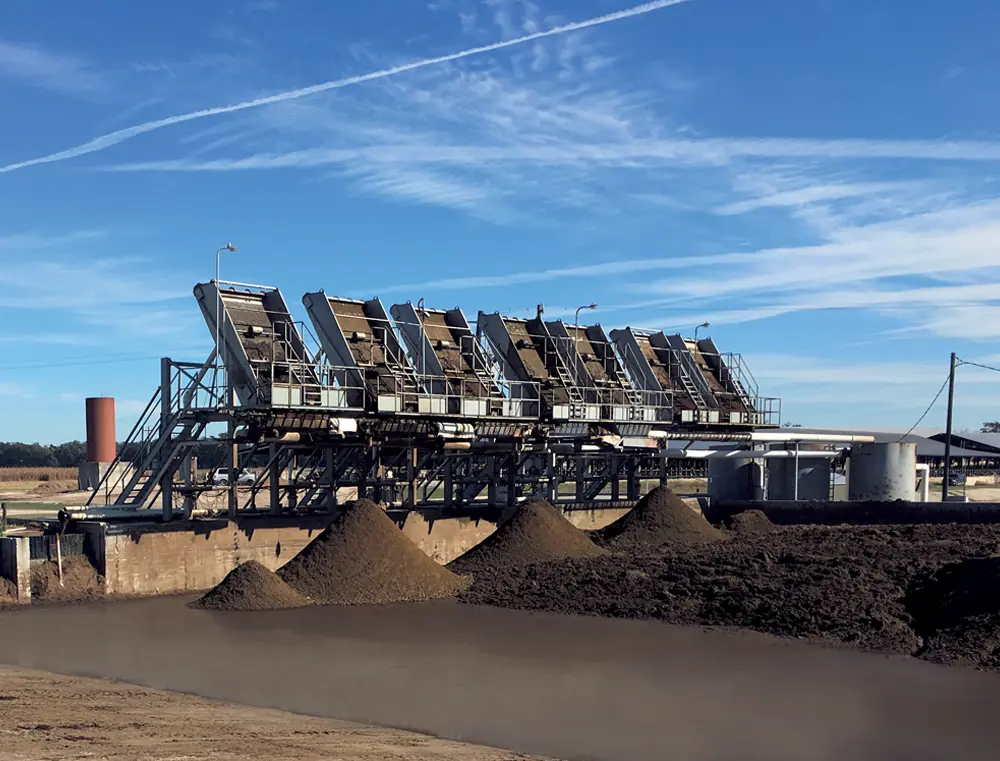 Dewaters screened  manure solids