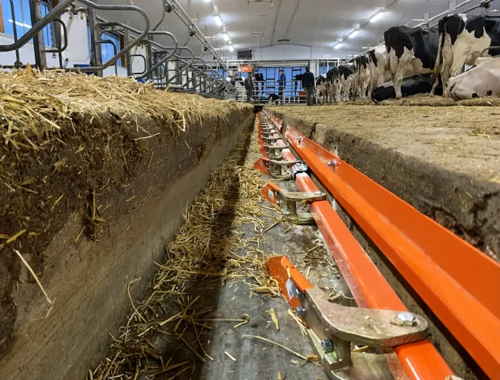 Hydraulic gutter cleaner