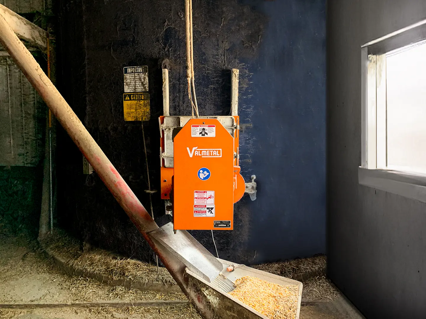 Bottom silo unloader