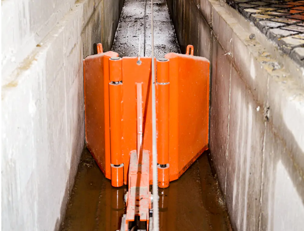 Cross-gutter scraper