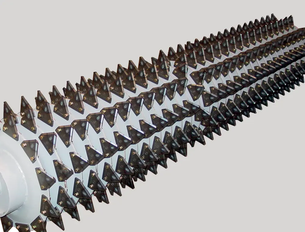  Sturdy rotor and rigid knives