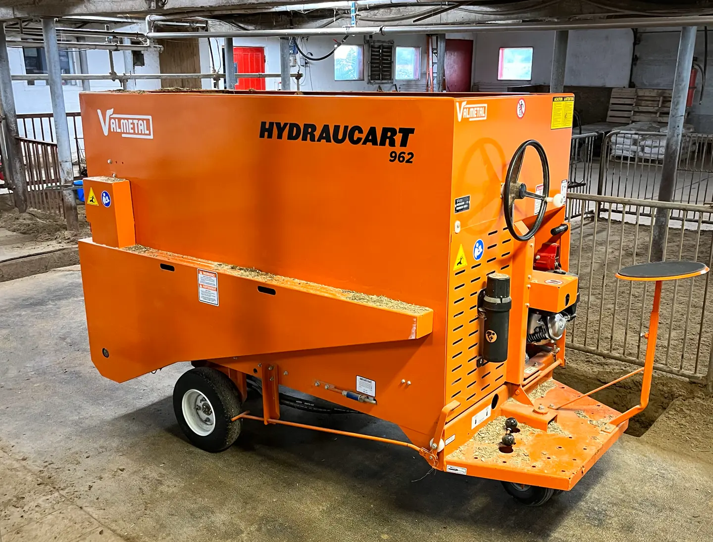 Feed cart with front-wheel drive